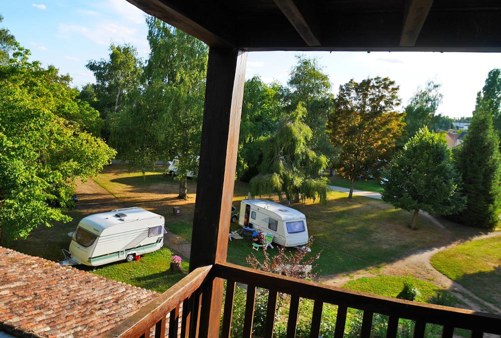 Terrasse avec vue sur le Camping